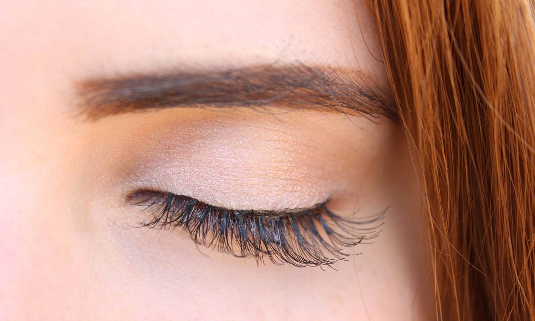 Ni negro ni azul: el color de rímel que recomiendan las maquilladoras para eliminar las ojeras al instante