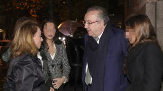 Emilio Álvarez saluda a su ex suegra y a sus hijas. (Foto: Gtres)