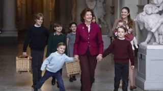 La reina Silvia con sus nietos. (Foto: Gtres)