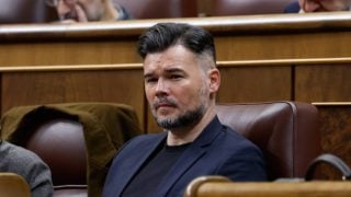 Gabriel Rufián durante un pleno en el hemiciclo, atento al desarrollo del debate parlamentario. (Foto: Gtres)