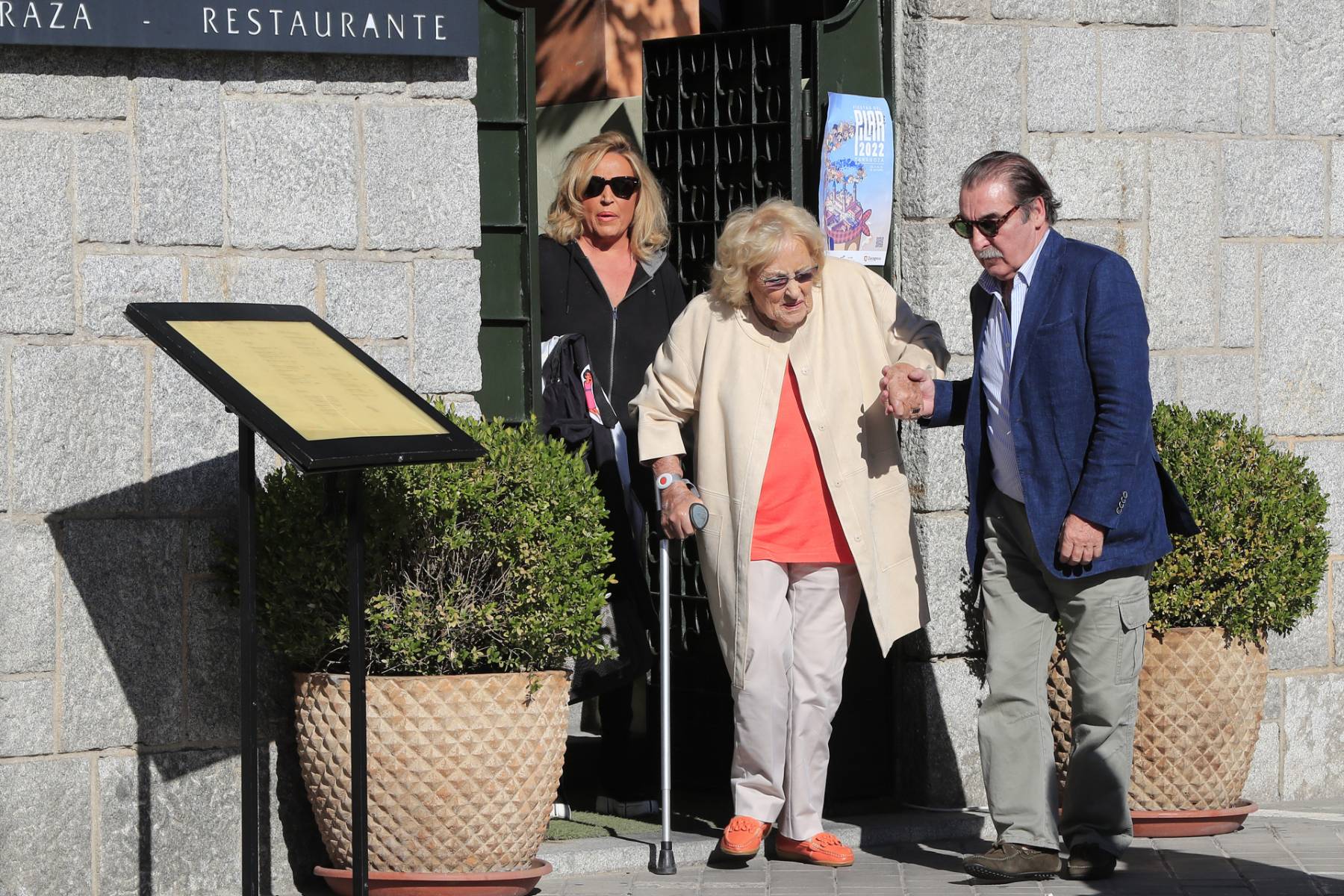 Lydia Lozano junto a su madre y su marido, Charly. (Foto: Gtres)