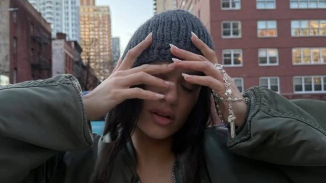 Rosalia cubre parcialmente su rostro con las manos, sosteniendo un rosario. (Foto: Redes Sociales)