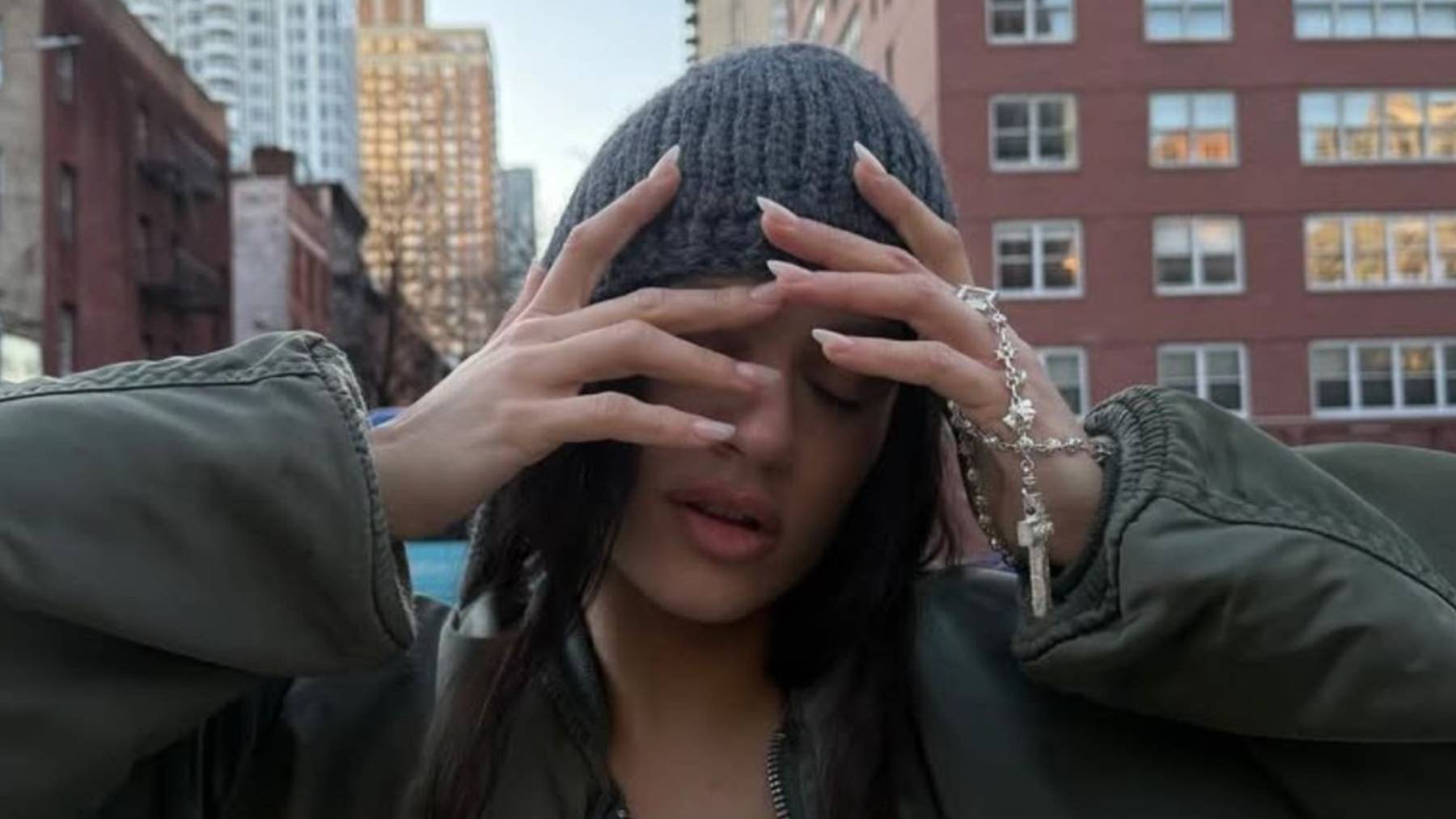 Todo apunta a que Rosalía convertirá la cruz en la joya más viral de 2026 y estas son las claves