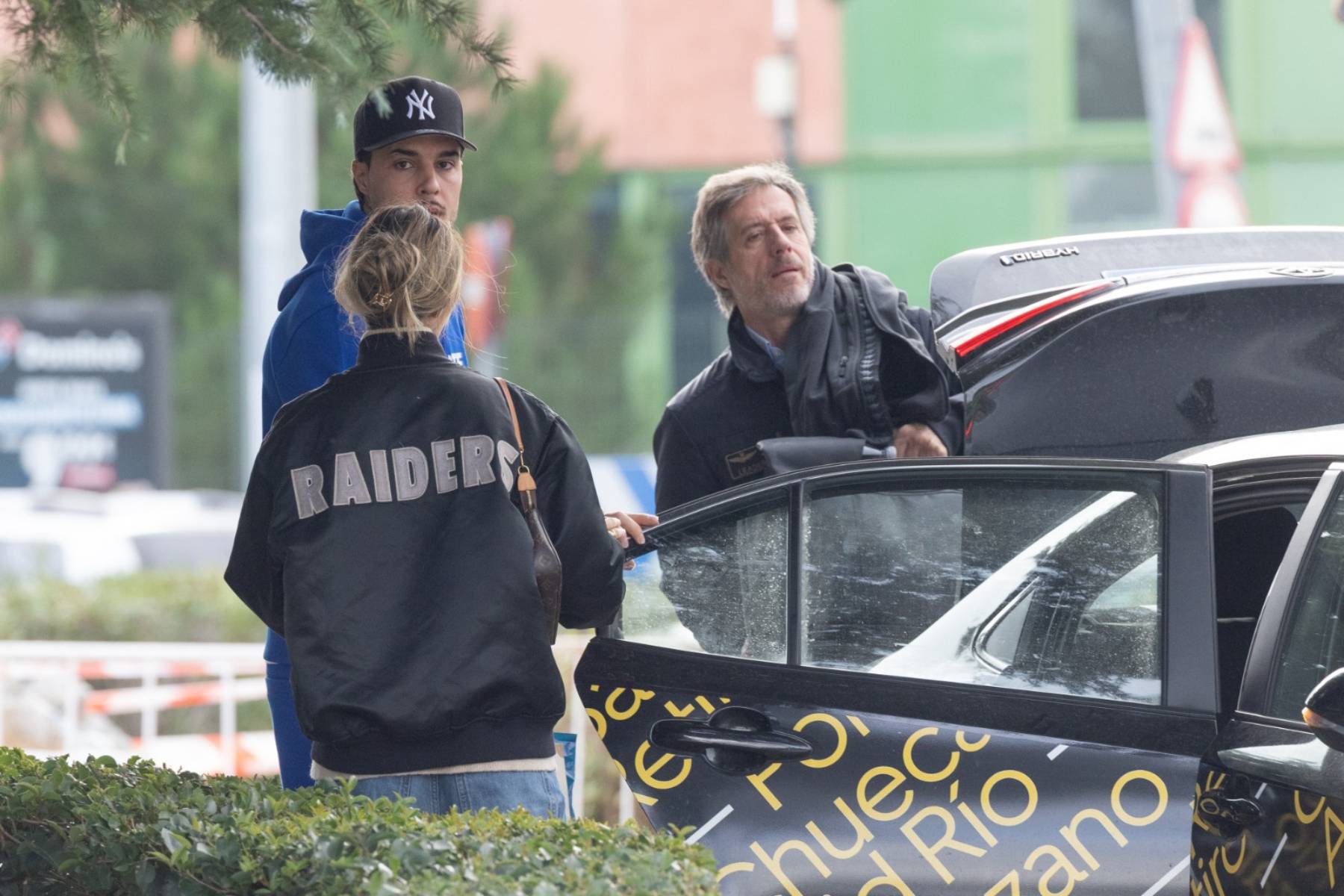 Carlo Costanzia padre junto a su hijo Carlo y Alejandra Rubio. (Foto: Gtres)