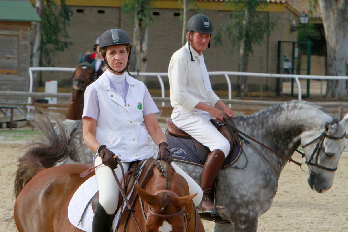 La infanta Elena de Borbón y Luis Astolfi, fotografiados en Sotogrande el domingo 9 de febrero de 2020. (Foto: Gtres)
