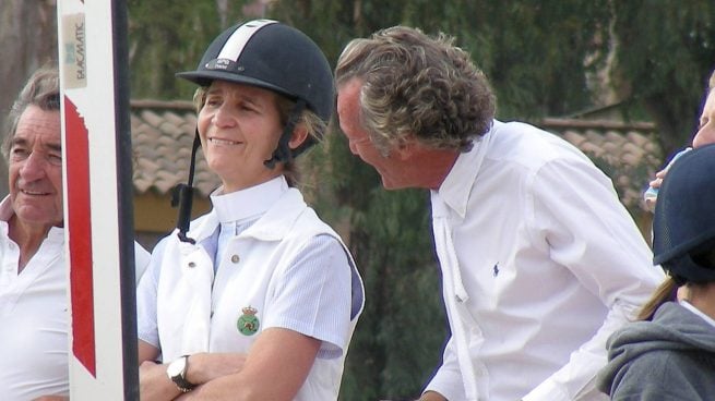 La infanta Elena de Borbón junto al jinete Luis Astolfi durante el CSN5 III Ruta de la Plata celebrado en el Real Club Pineda. (Foto: Gtres)