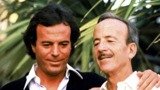 Julio Iglesias junto a su padre, ‘Papuchi’. (Foto: Gtres)