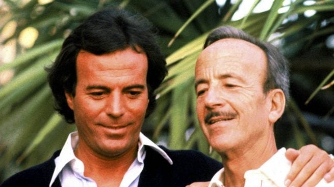 Julio Iglesias junto a su padre, 'Papuchi'. (Foto: Gtres)