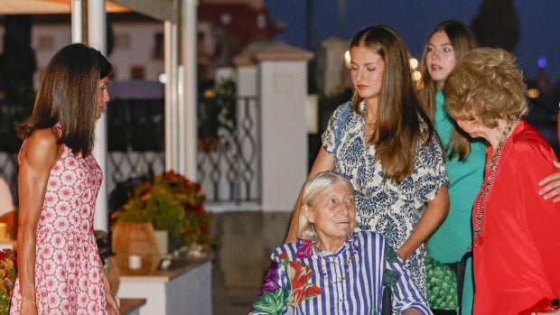 Tatiana Radziwill con doña Sofía, la Reina Letizia y sus hijas. (Foto: Gtres)