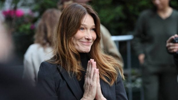 Carla Bruni acompañando a su marido a la cárcel. (Foto: Gtres)