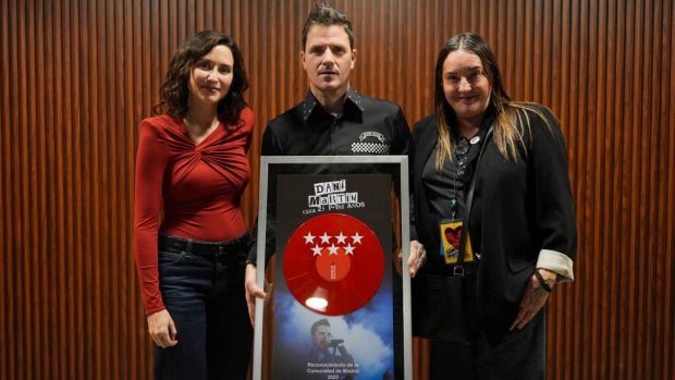 Isabel Díaz Ayuso, Dani Martín y una persona de su equipo. (Foto: Gtres)