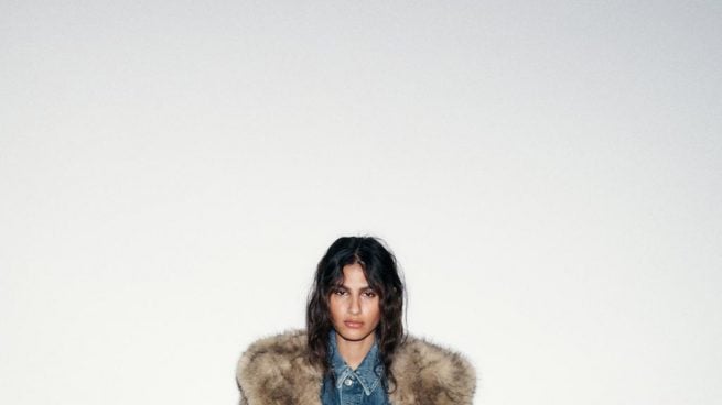 Aterriza en Zara el abrigo de la temporada: favorece a las bajitas Zara y empieza a agotarse