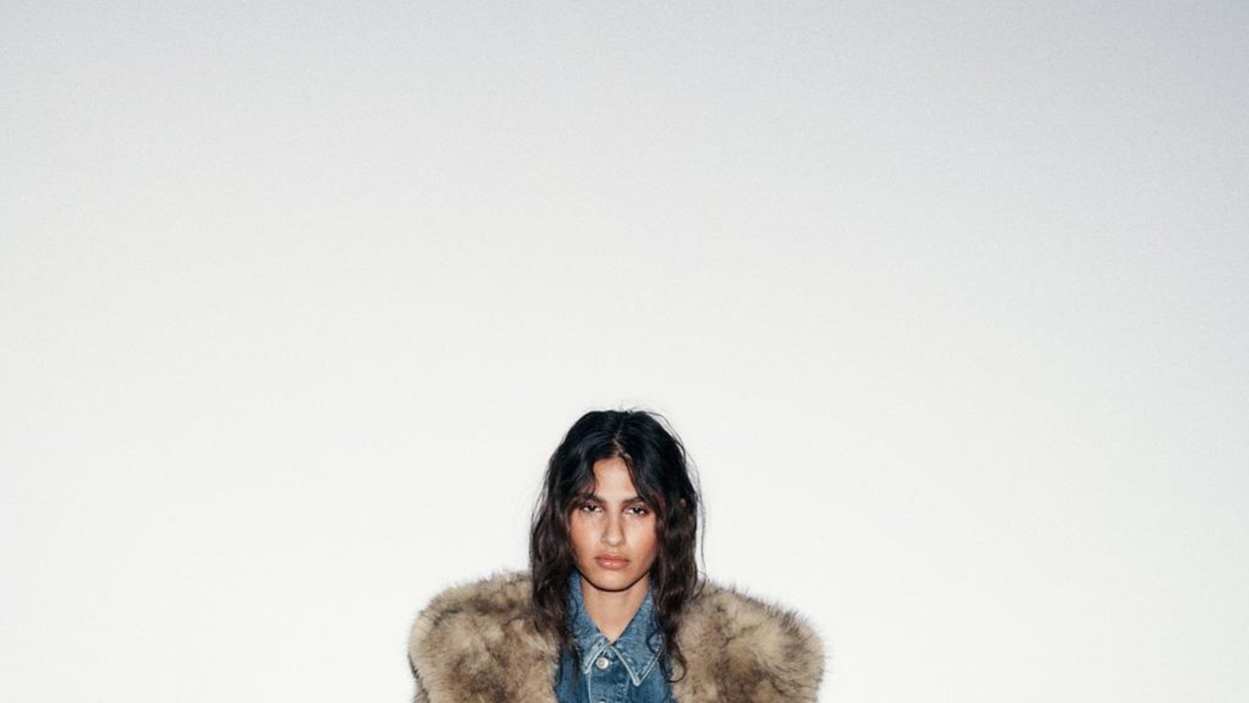 Aterriza en Zara el abrigo de la temporada: favorece a las bajitas Zara y empieza a agotarse