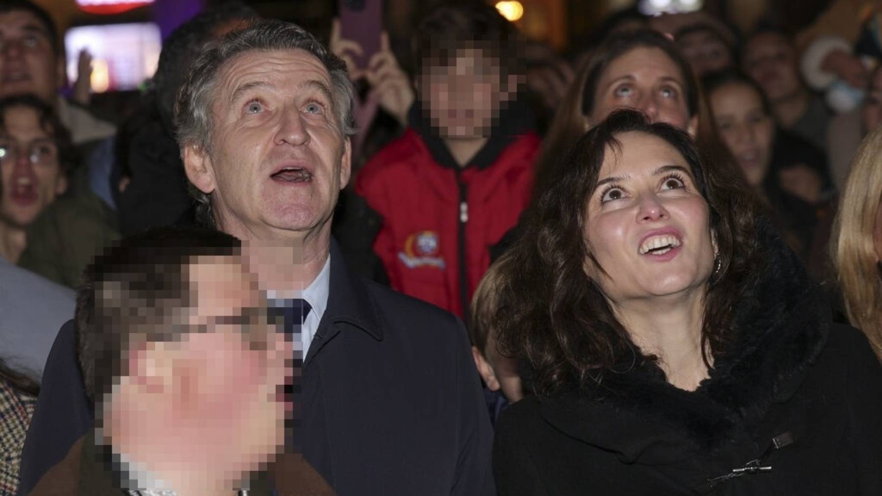 Ayuso se calza el abrigo de gala y baila con Feijóo tras la histórica victoria del PP en Extremadura