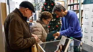 Juan del Val junto a sus padres. (Foto: Gtres)