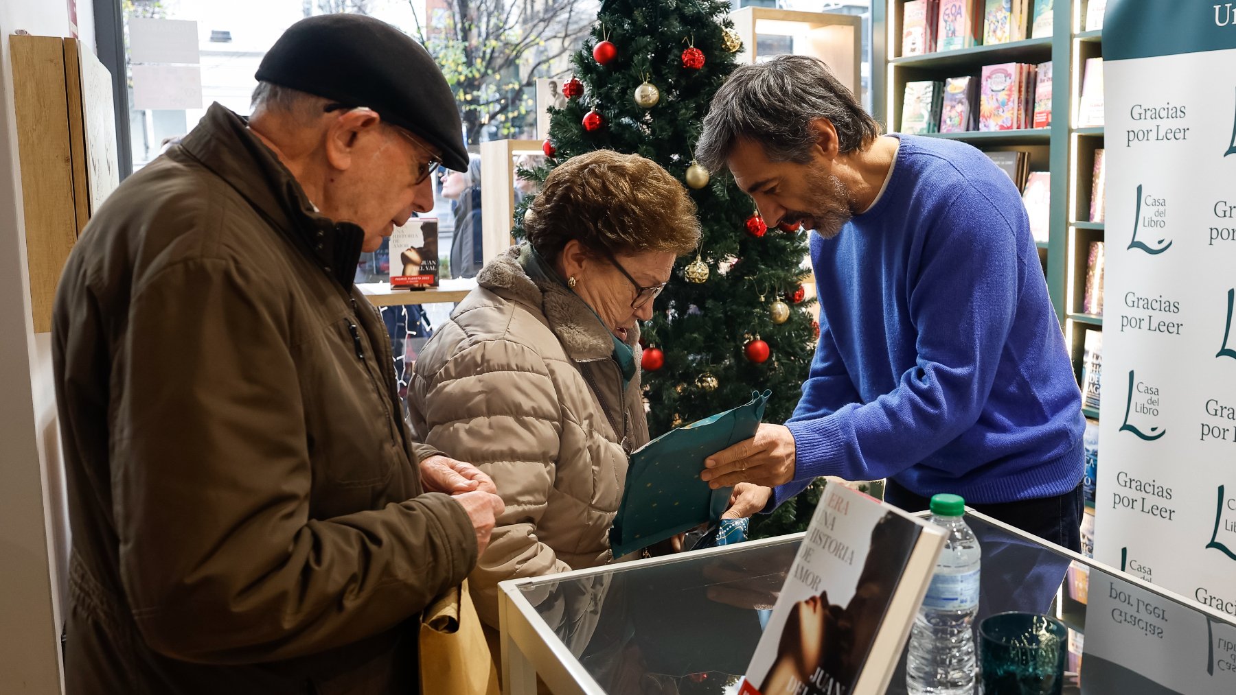 En imágenes: El momento en el que los padres de Juan del Val se presentan en su última firma de libros