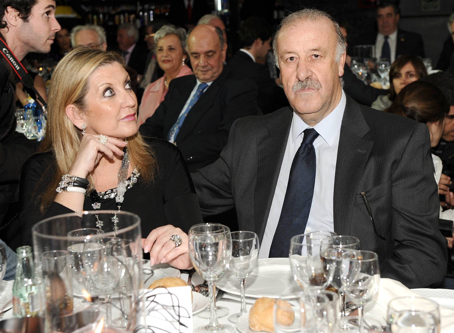 Vicente del Bosque junto a su mujer en una cena. (Foto: Gtres)
