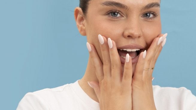 Adiós a la manicura roja: la tendencia que llega en 2026 y es más bonita y elegante