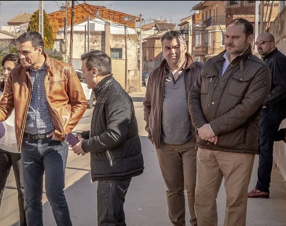 Pedro Sánchez, José Luis Ábalos, Santos Cerdán y Koldo García caminando juntos por una localidad española. (Foto: Redes Sociales)