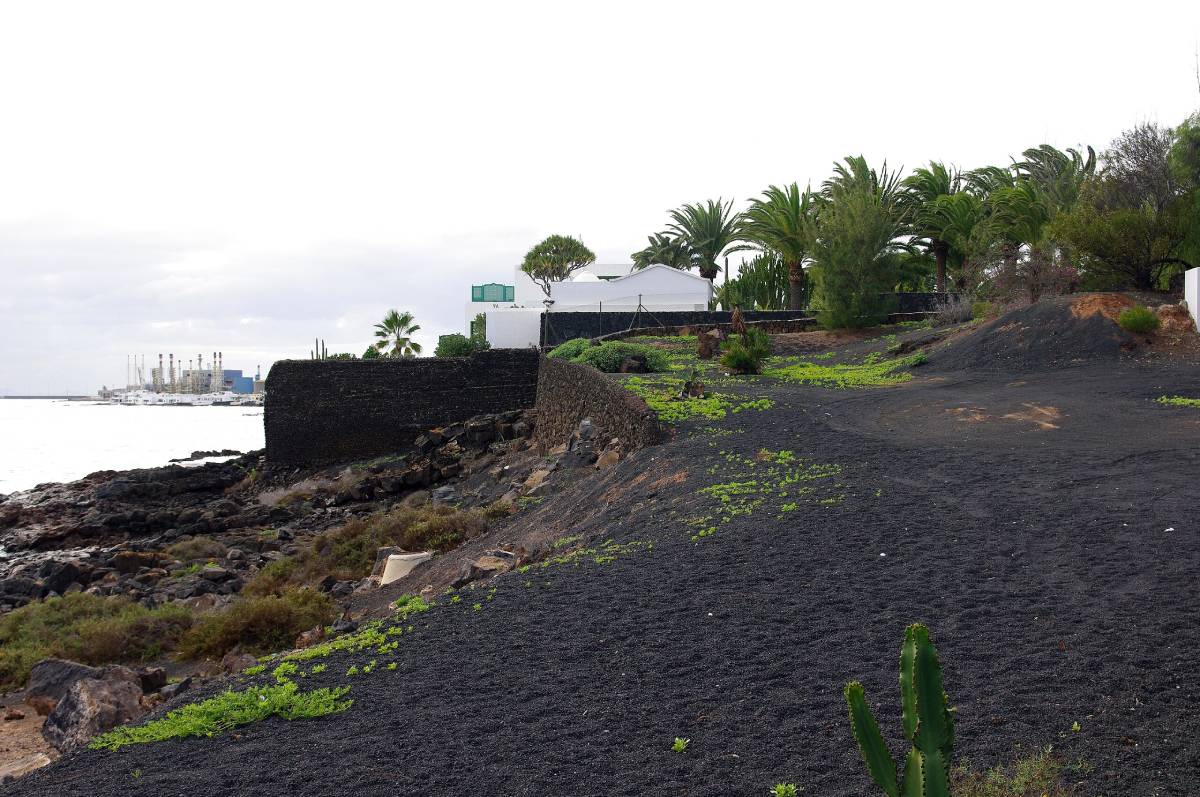 La segunda imagen muestra La Mareta, la residencia oficial situada en Teguise, en Lanzarote. (Wikipedia)