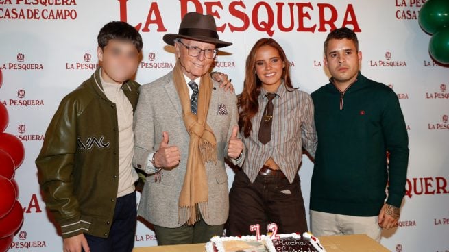 El posado de Ortega Cano con sus tres hijos. (Foto: Gtres)