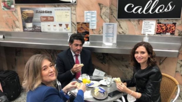 Ayuso con compañeros en el bar 'El brillante'. (Foto: redes sociales)