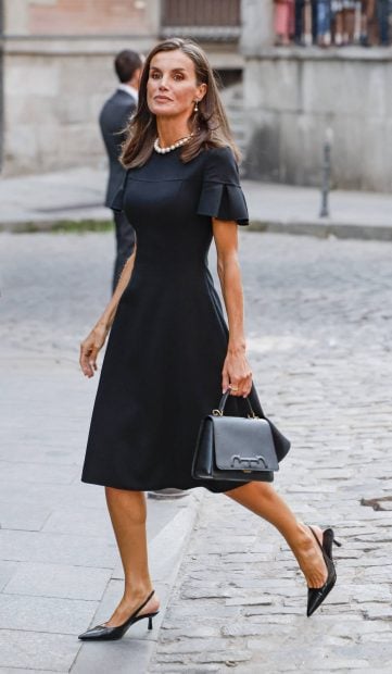 Doña Letizia con uno de sus bolsos favoritos de asa corta firmado por Carolina Herrera. (Foto: Gtres)
