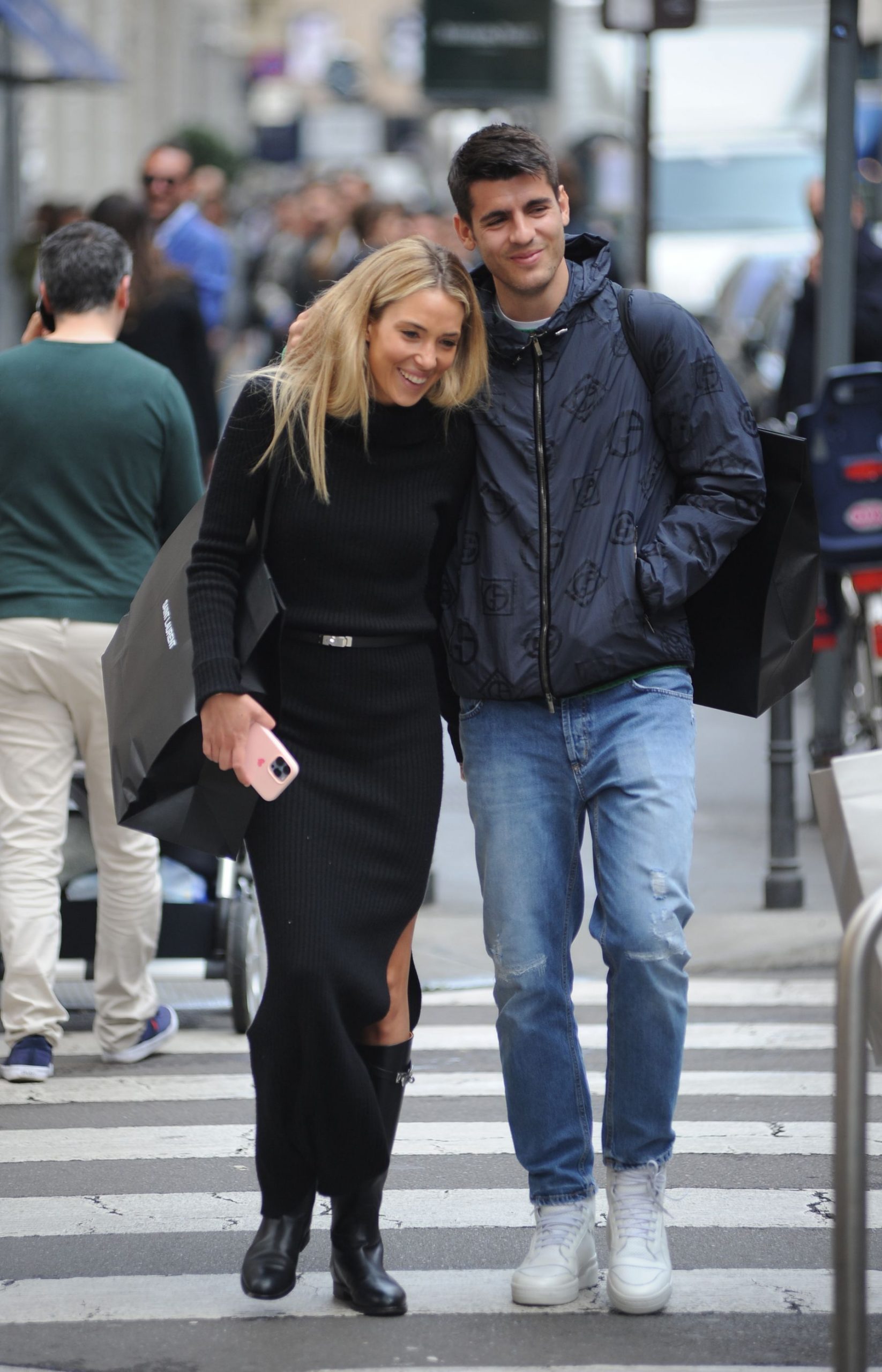 Alice Campello y Álvaro Morato paseando sonrientes. (Foto: Gtres)