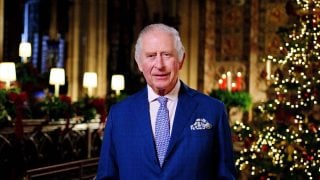 El rey Carlos III durante uno de sus mensajes navideños. (Foto: Gtres)