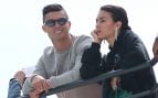 Georgina Rodríguez y Cristiano Ronaldo durante unas vacaciones. (Foto: Gtres)