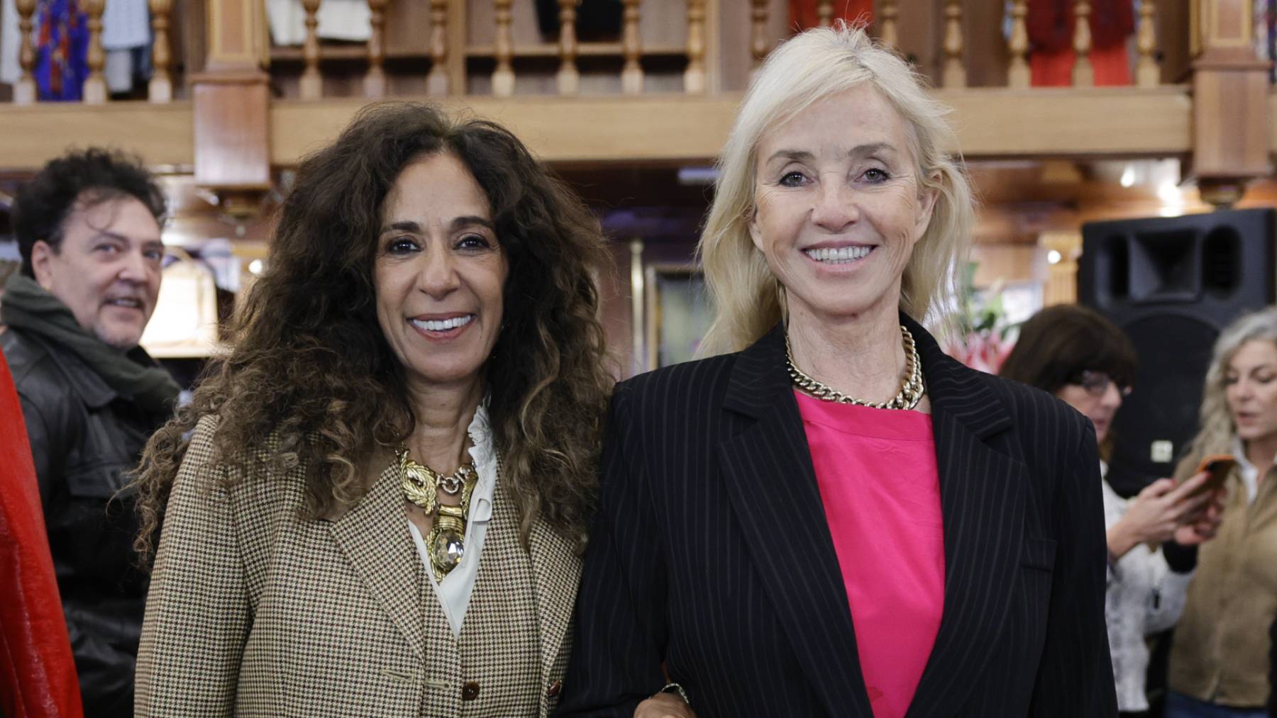 Rosario Flores y Mariola Orellana celebran el aniversario de su tienda: mucho duende y rifirrafes