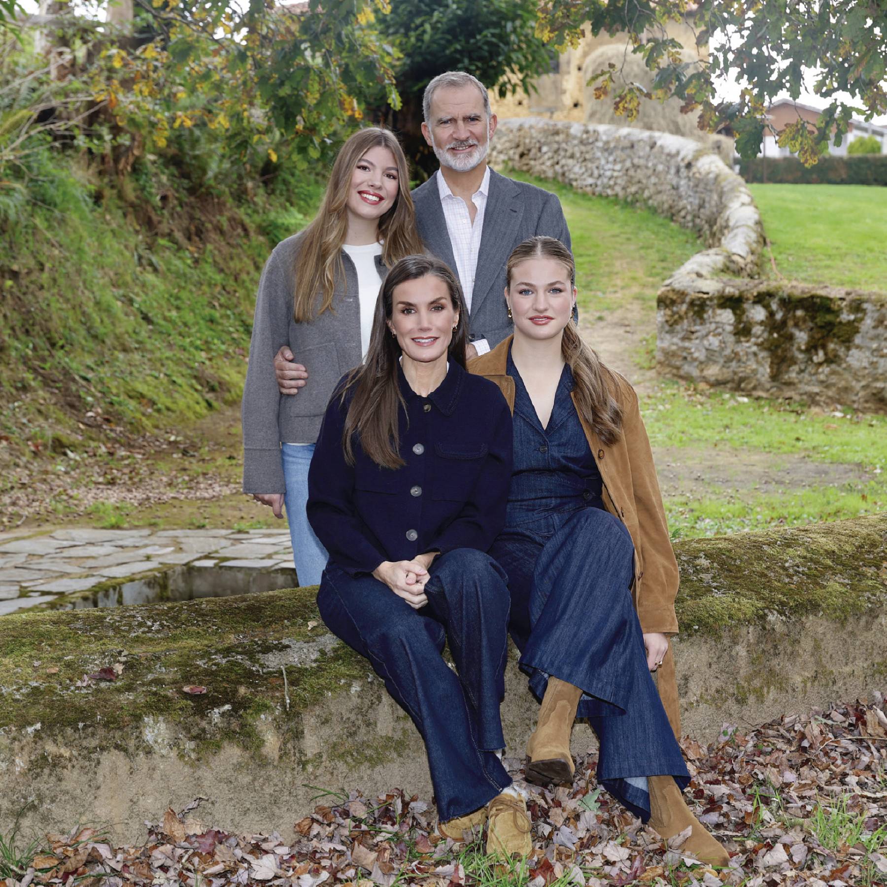 La Familia Real española en una foto oficial. (Foto: Gtres)