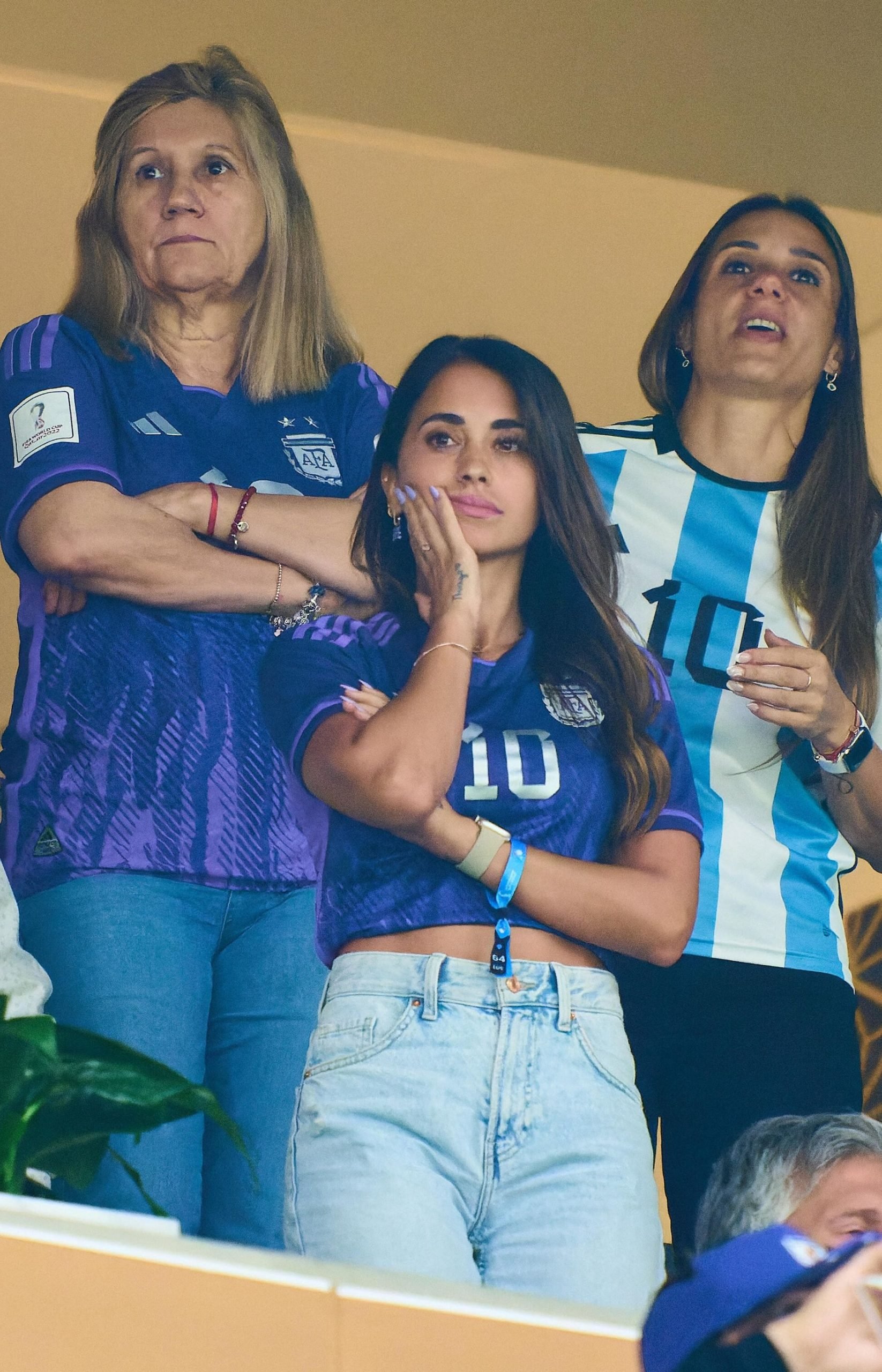 Antonela Roccuzzo con María Sol Messi y Celia Cuccittini en un partido. (Foto: Gtres)