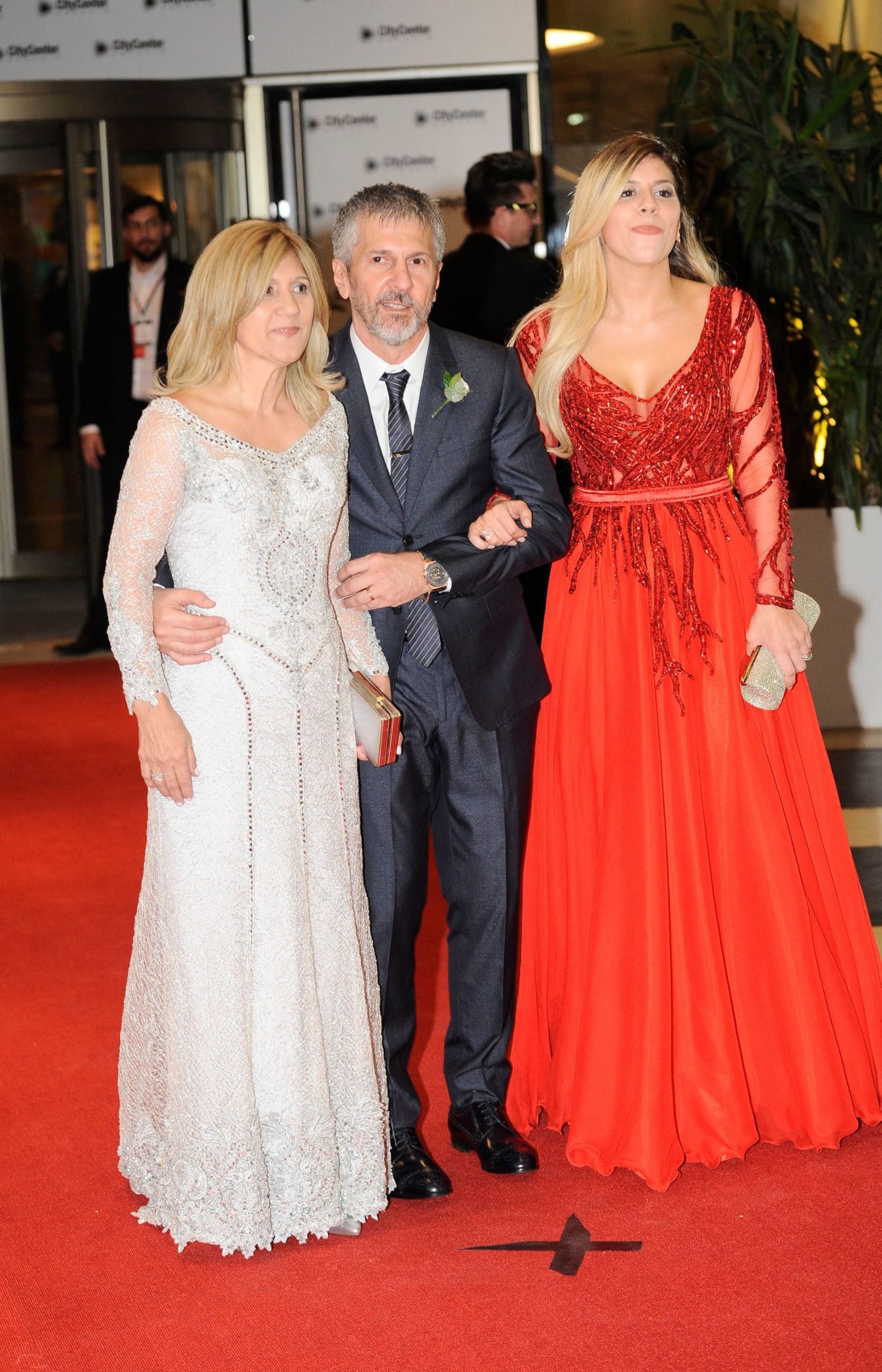 Celia Cuccittini, Jorge Messi y su hija Maria Sol en la boda de Lionel con Antonela Roccuzzo. (Foto: Gtres)