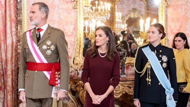 Los Reyes Letizia y Felipe junto a Leonor en la Pascua Militar de 2025. (Foto: Gtres)