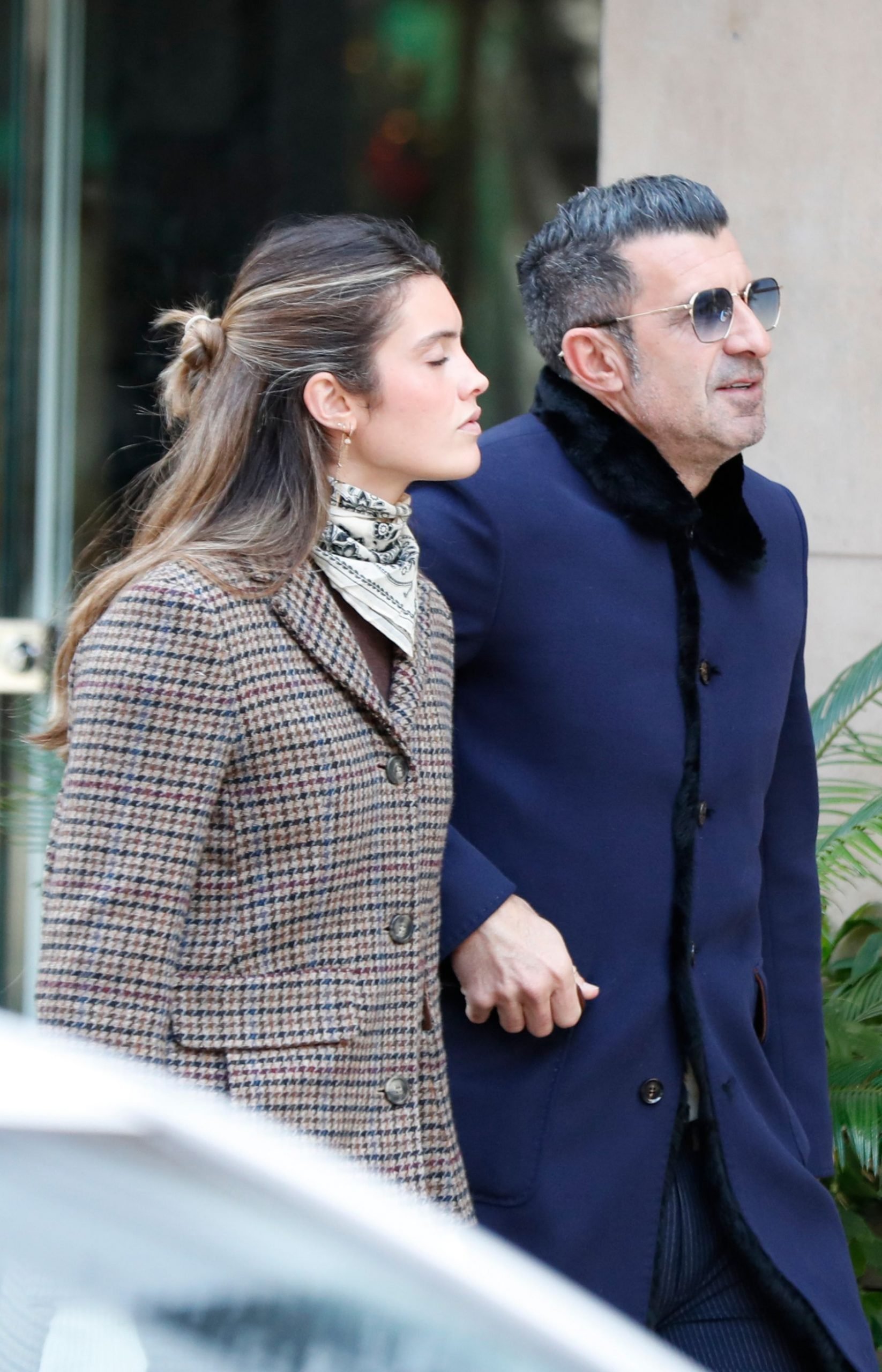 Luis Figo paseando del brazo con su hija Stella por Madrid. (Foto: Gtres)