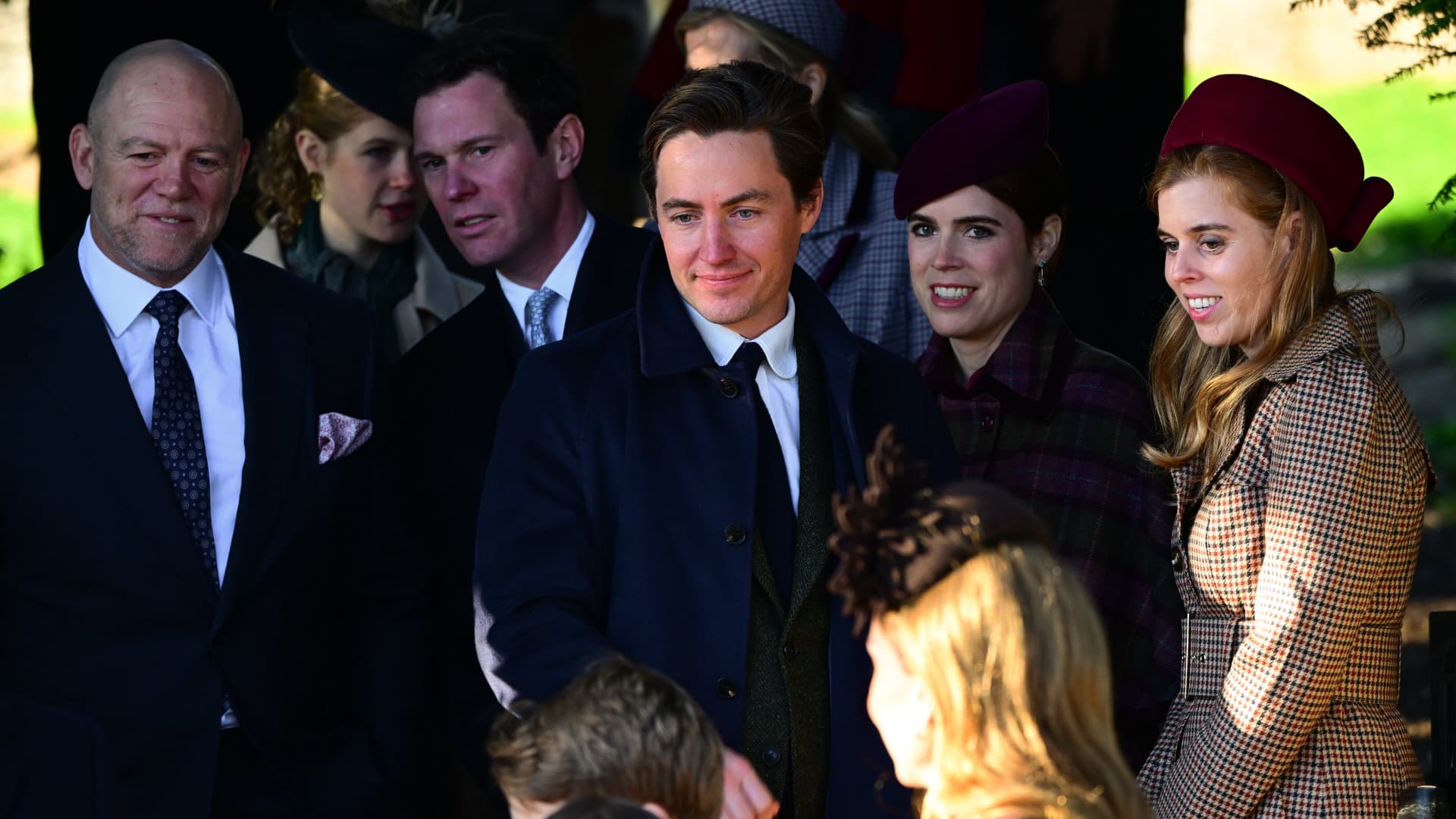 Lo que no se ha visto de la Navidad de los Windsor: Beatriz y Eugenia con el rey y una mini Kate