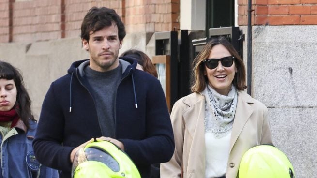 Tamara Falcó e Íñigo Onieva por las calles de Madrid. (Foto: Gtres)