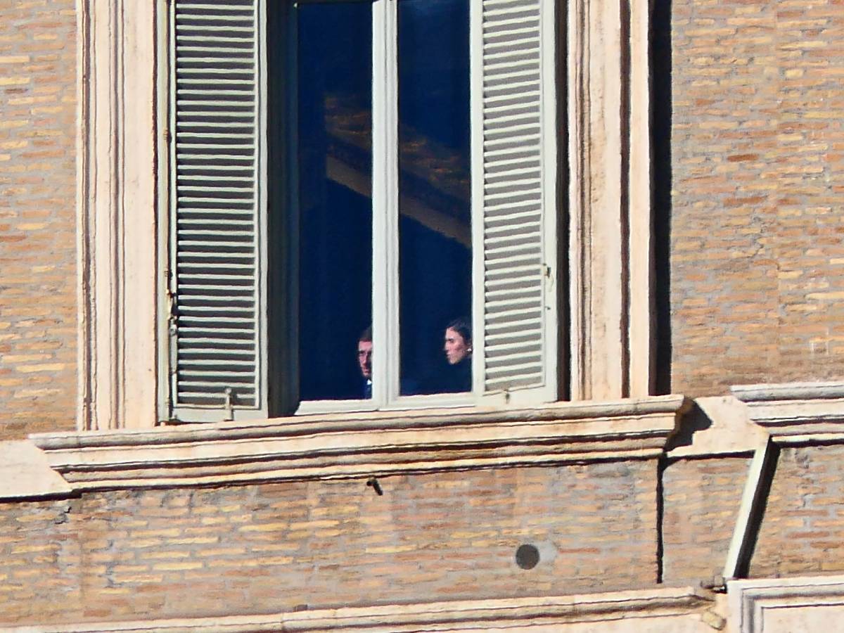 Almeida y Teresa Urquijo, durante el rezo dominical del Ángelus en la plaza de San Pedro. (Foto: Gtres)