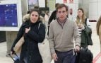 José Luis Martínez-Almeida y Teresa Urquijo, a su llegada al aeropuerto de Madrid tras su escapada a Roma. (Foto: Gtres)