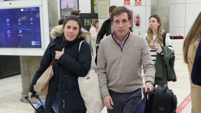 José Luis Martínez-Almeida y Teresa Urquijo, a su llegada al aeropuerto de Madrid tras su escapada a Roma. (Foto: Gtres)