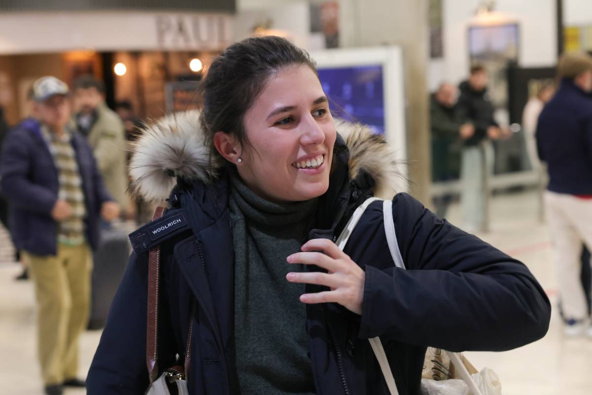 Teresa Urquijo, sonriente y en un discreto segundo plano. (Foto: Gtres)