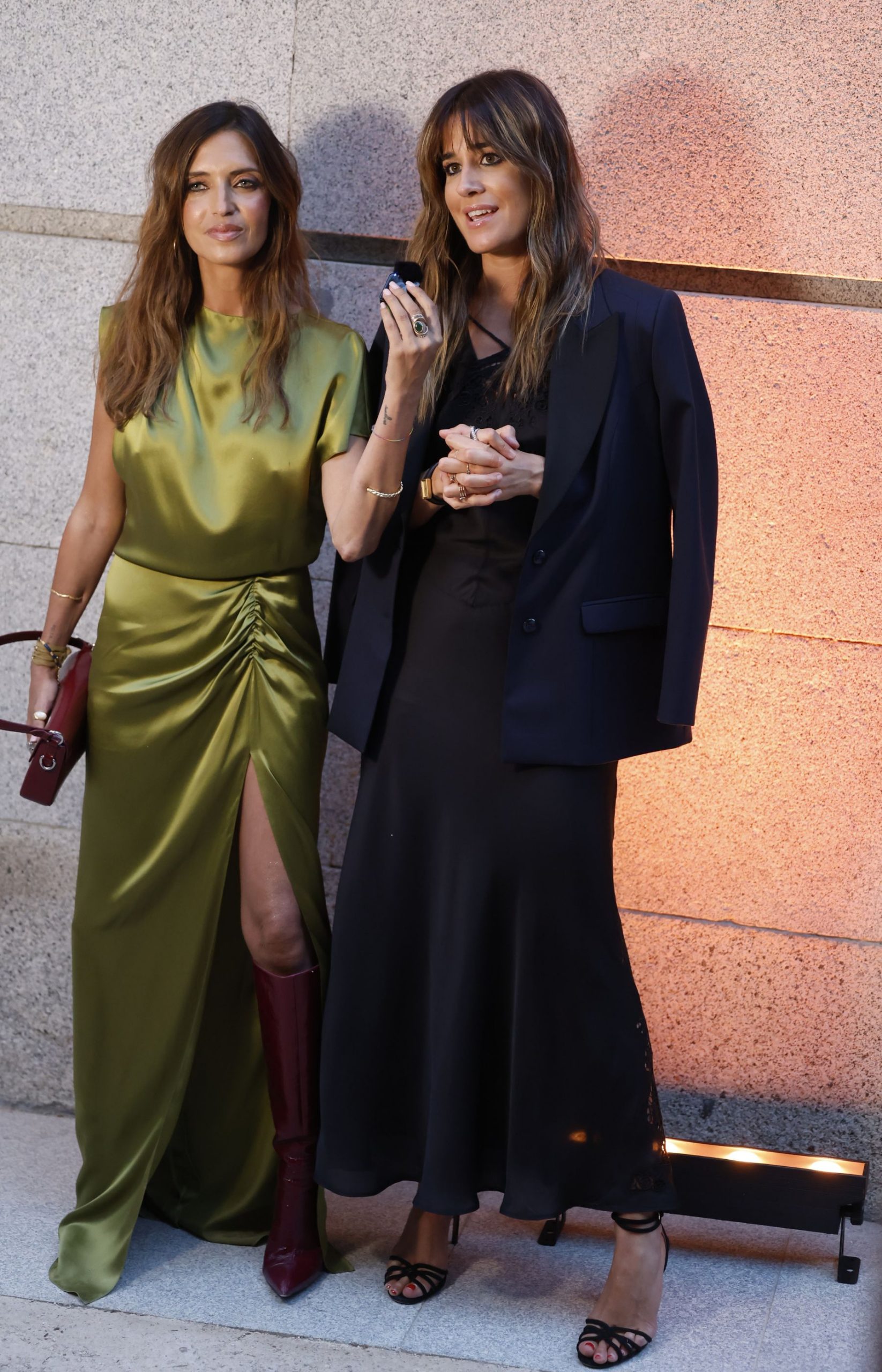 Isabel Jiménez y Sara Carbonero posando en un photocall. (Foto: Gtres)