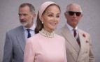 Isabel Preysler, en primer plano, con Felipe VI y Carlos III al fondo.