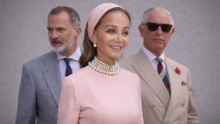 Isabel Preysler, en primer plano, con Felipe VI y Carlos III al fondo.