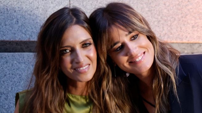 Sara Carbonero e Isabel Jiménez durante el photocall del 50 aniversario de Pedro del Hierro. (Foto: Gtres)