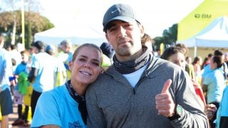 Amelia Bono y su novio, Alejandro Reina en la carrera de San Silvestre de Las Rozas, Madrid. (Foto: Gtres)