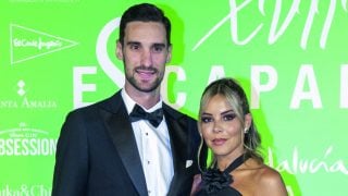 Sergio Rico y Alba Silva posando. (Foto: Gtres)