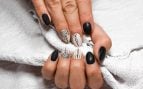 Los especialistas en nail art lo ven claro: estas uñas brillantes serán el fenómeno que arrasará en 2026