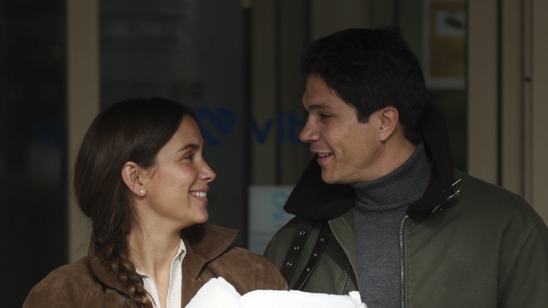 Primer posado oficial de María Pombo y Pablo Castellano junto a su hija Mariana